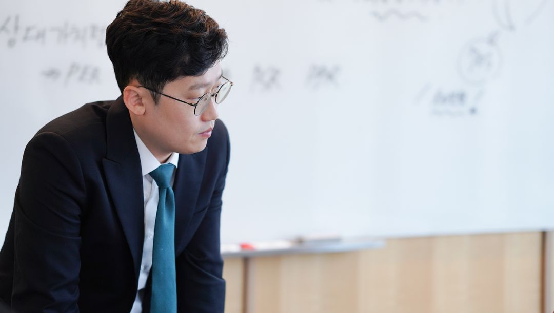 업무 현황을 확인하는 모습
