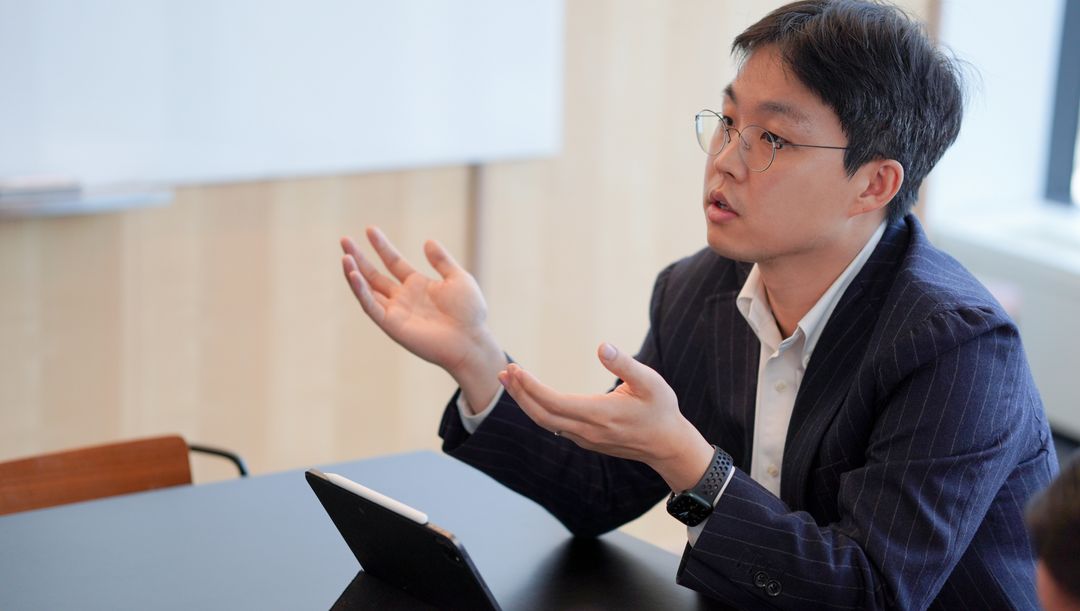 고객과 세무 상담 중인 회계사
